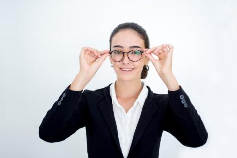 joven empresaria sonriente usando gafas